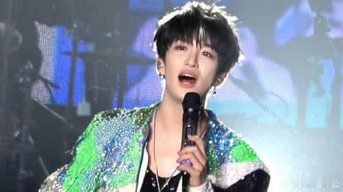 黄子弘凡演唱会哭成水龙头 黄子弘凡唱《爱与欠》时的哭腔太绝了！眼泪止不住往下掉，