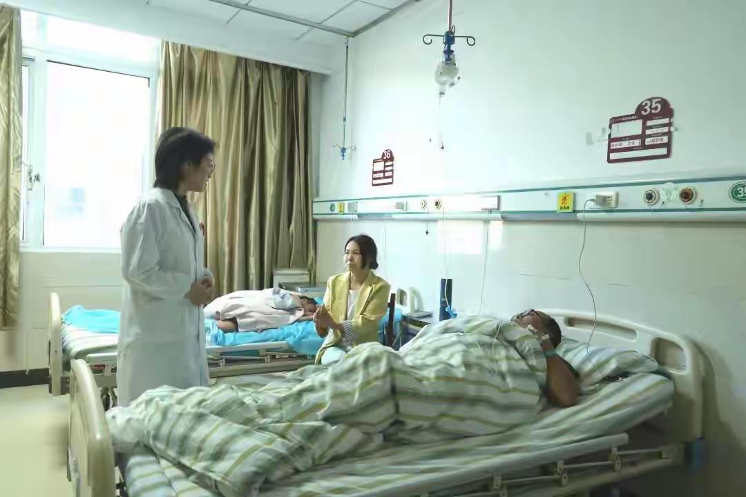 5月2日，陕西卖苹果的吉耀仲，倒在湖北咸丰的街头。

右手突然使不上劲，话也说不