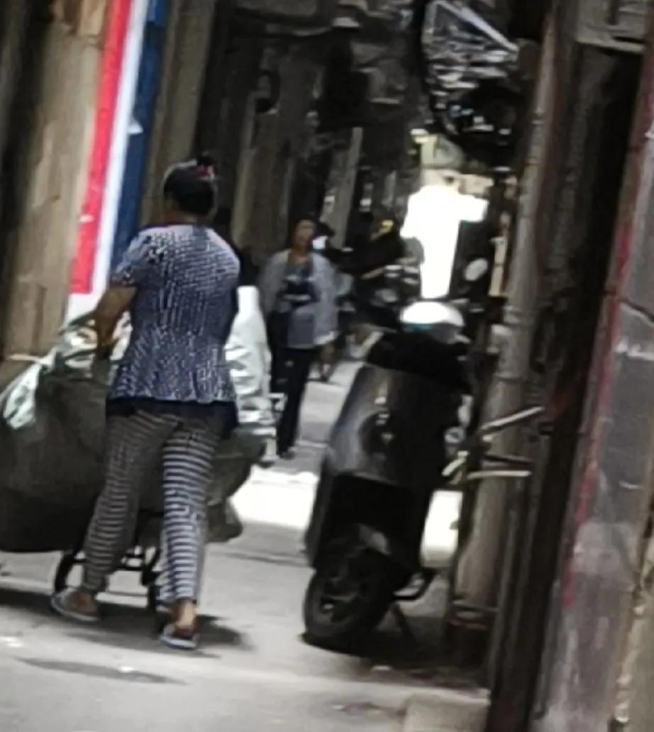 买菜回来，碰到楼下女邻居，女邻居热情地跟我打招呼，就因为借给她两次钱，一口一个姐