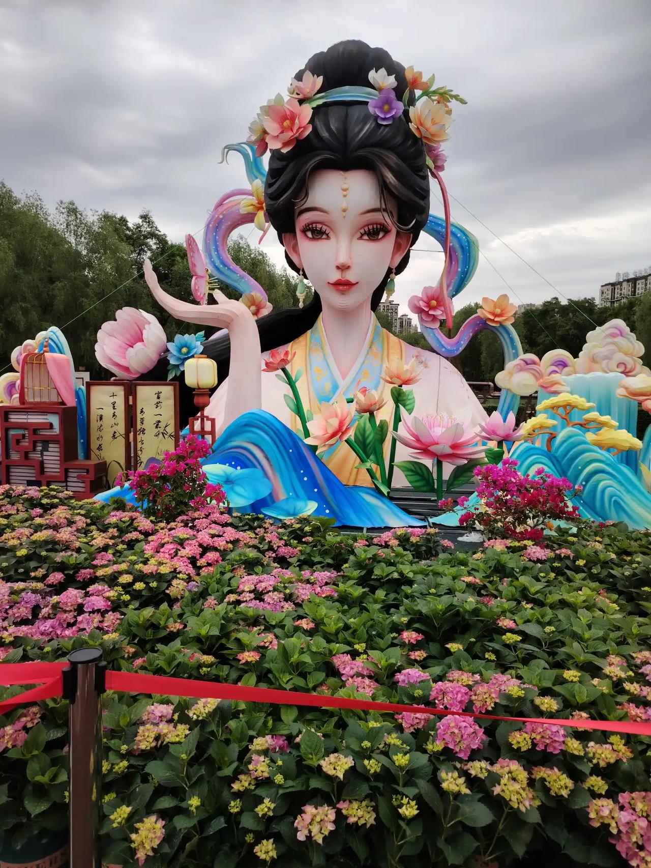 自省：
风过云飞急，天边在呼唤。

雨急天垂泪，因之相隔远。

孤身影相随，吟诗