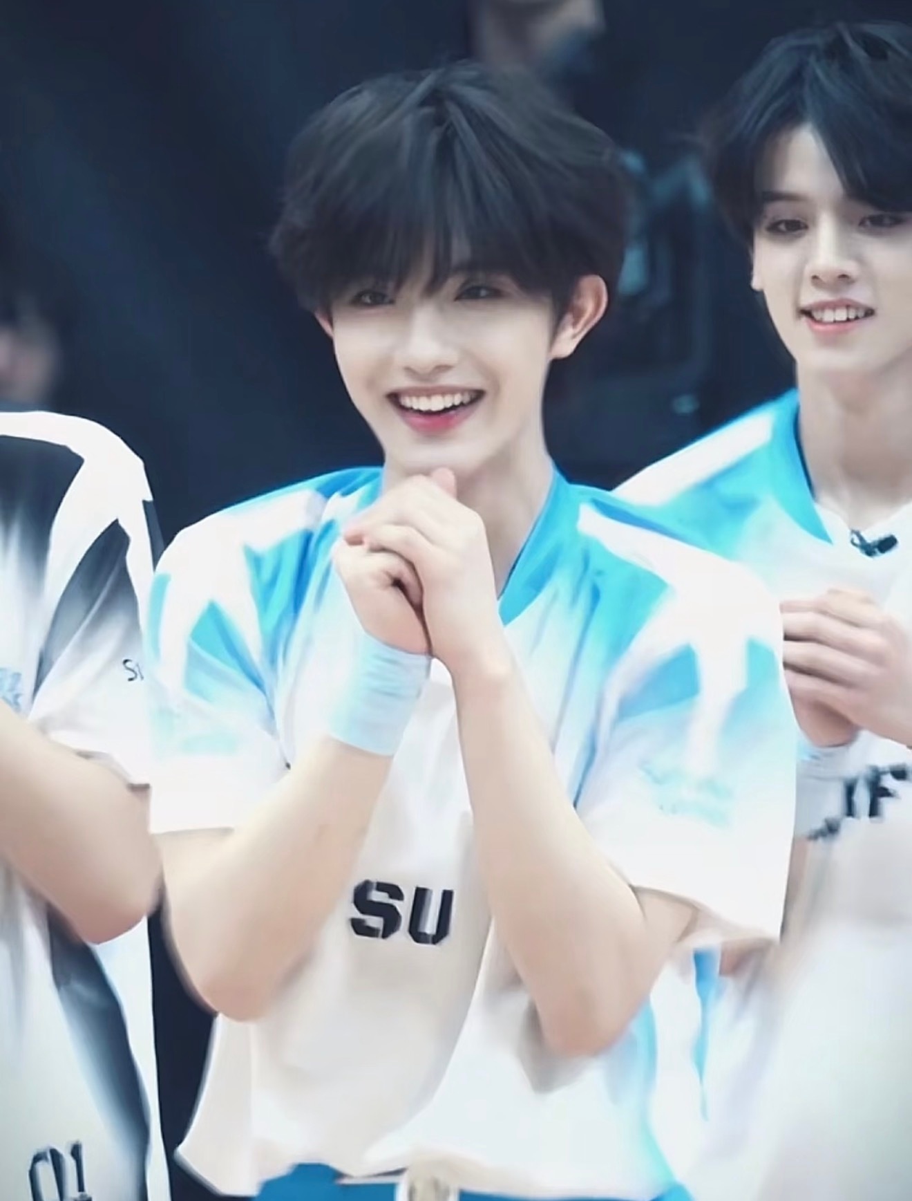 迷人的笑脸吸引视线 