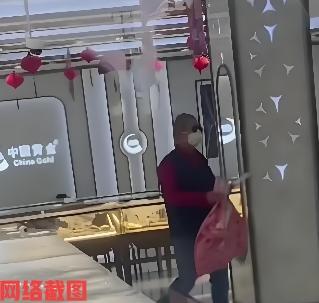 上海浦东的“中国黄金”店一幕闹剧。

有男子戴墨镜口罩走进金店，不容分说直接开砸