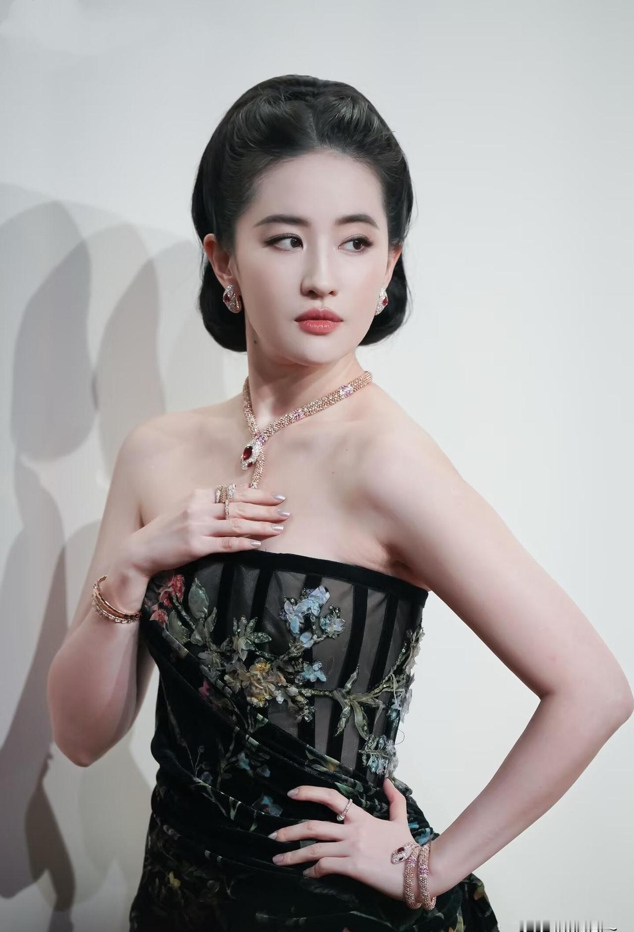 别再说刘亦菲穿衣服了。
是那身衣服，在拼命穿她。
最新的高定礼服，出自那位服务过