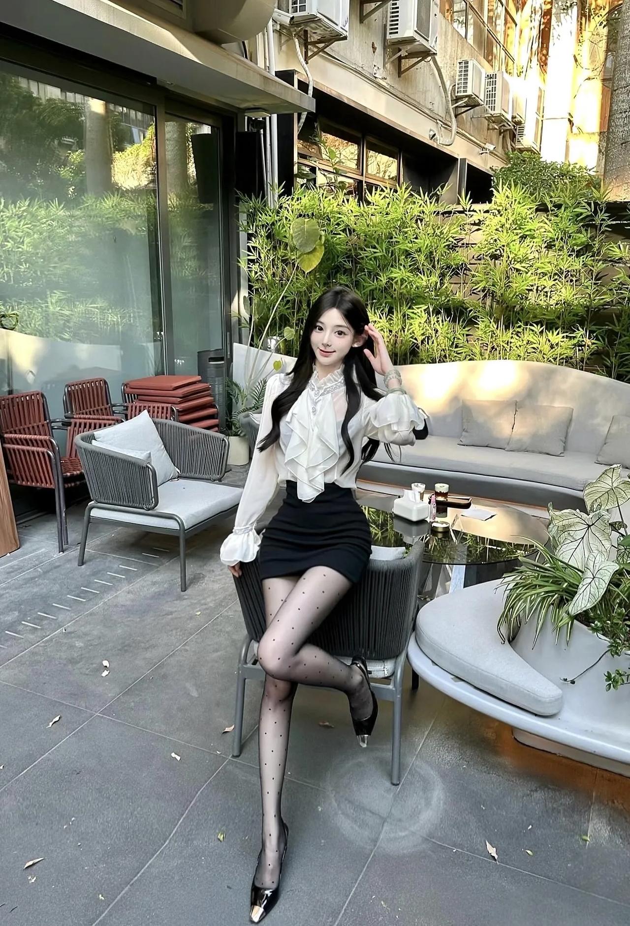 优雅的下午茶时光，绿植环绕的惬意空间。