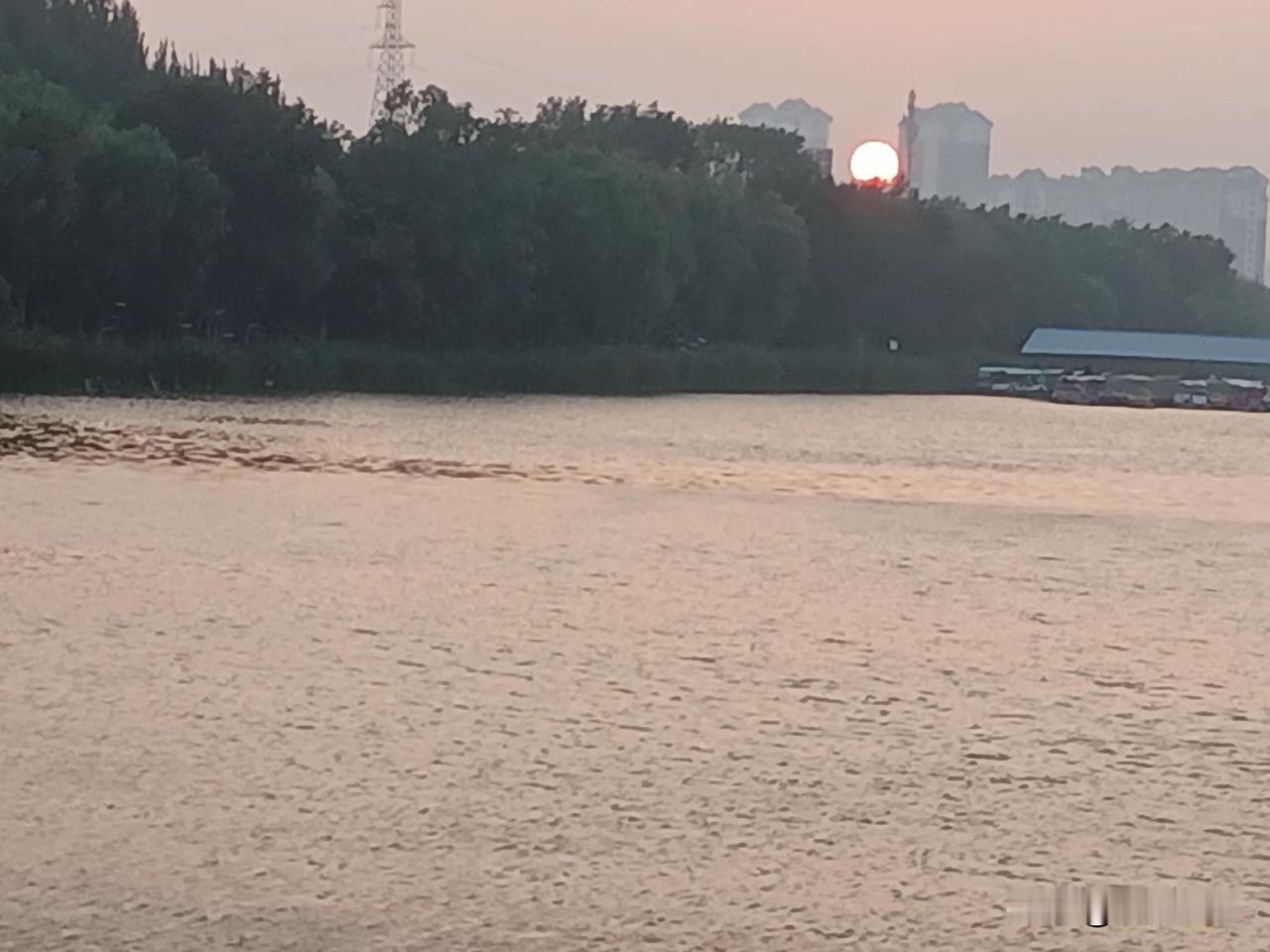 医生朋友说：
“见过了太多的生死，才明白要过好当下的日子是多么的重要，该吃吃该喝