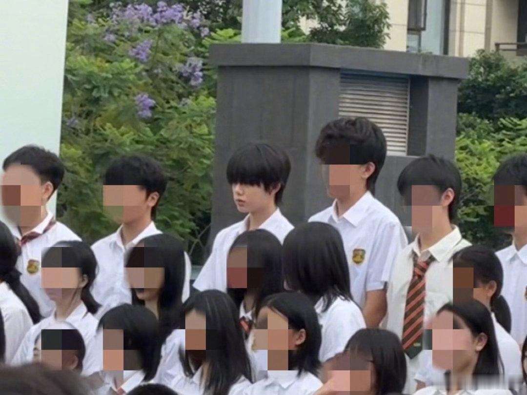 陈奕恒去拍毕业照了少年正式拍毕业照啦，一身校服清爽又阳光，满满的青春气息扑面而来