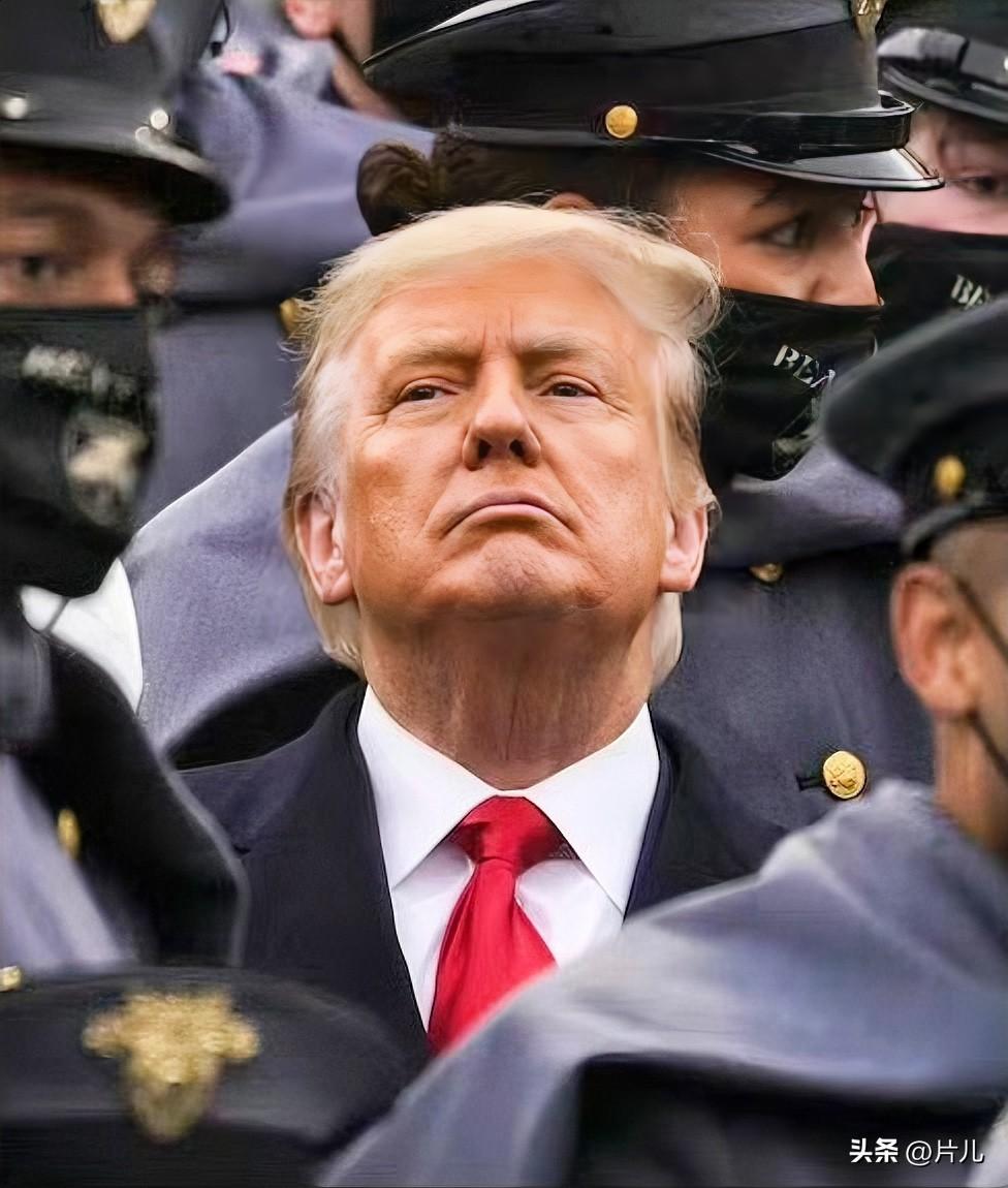 支持率仅剩36%！特朗普遭遇第二任期最低支持率。刚刚，多家外媒发布消息称，根据最