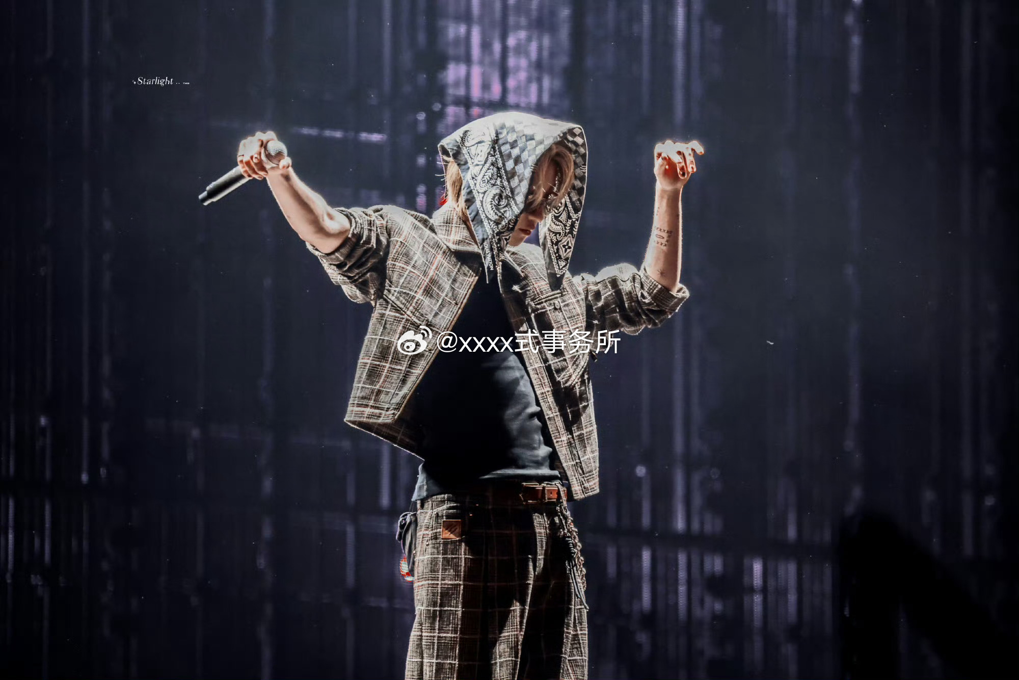 徐明浩身穿LV特别定制系列舞台战袍这个定制的套装和丝巾也太懂艺人特质LV 26春