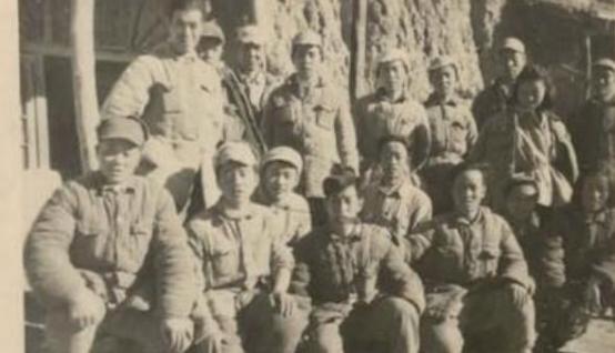 1937年，一地下党正在和邻居喝茶。突然，邻居说：“我看咋你像共产党呢？”同志一
