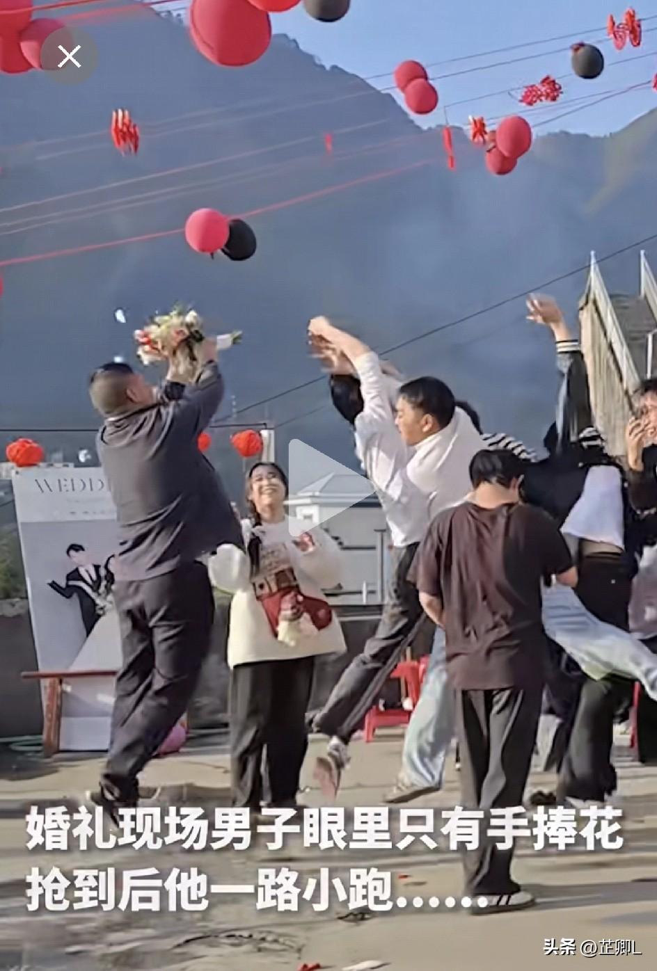 婚礼现场这幕太甜了！男子疯抢手捧花，转身单膝跪送结婚20多年的妻子！网友：谁说中