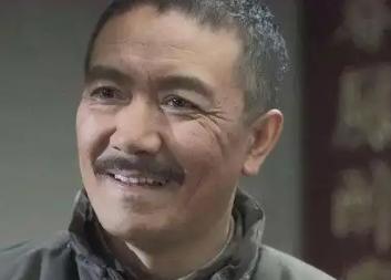 当年张新建拍《闯关东》，他拿着200万请陈道明演朱开山，被直接拒绝了。没想到随后