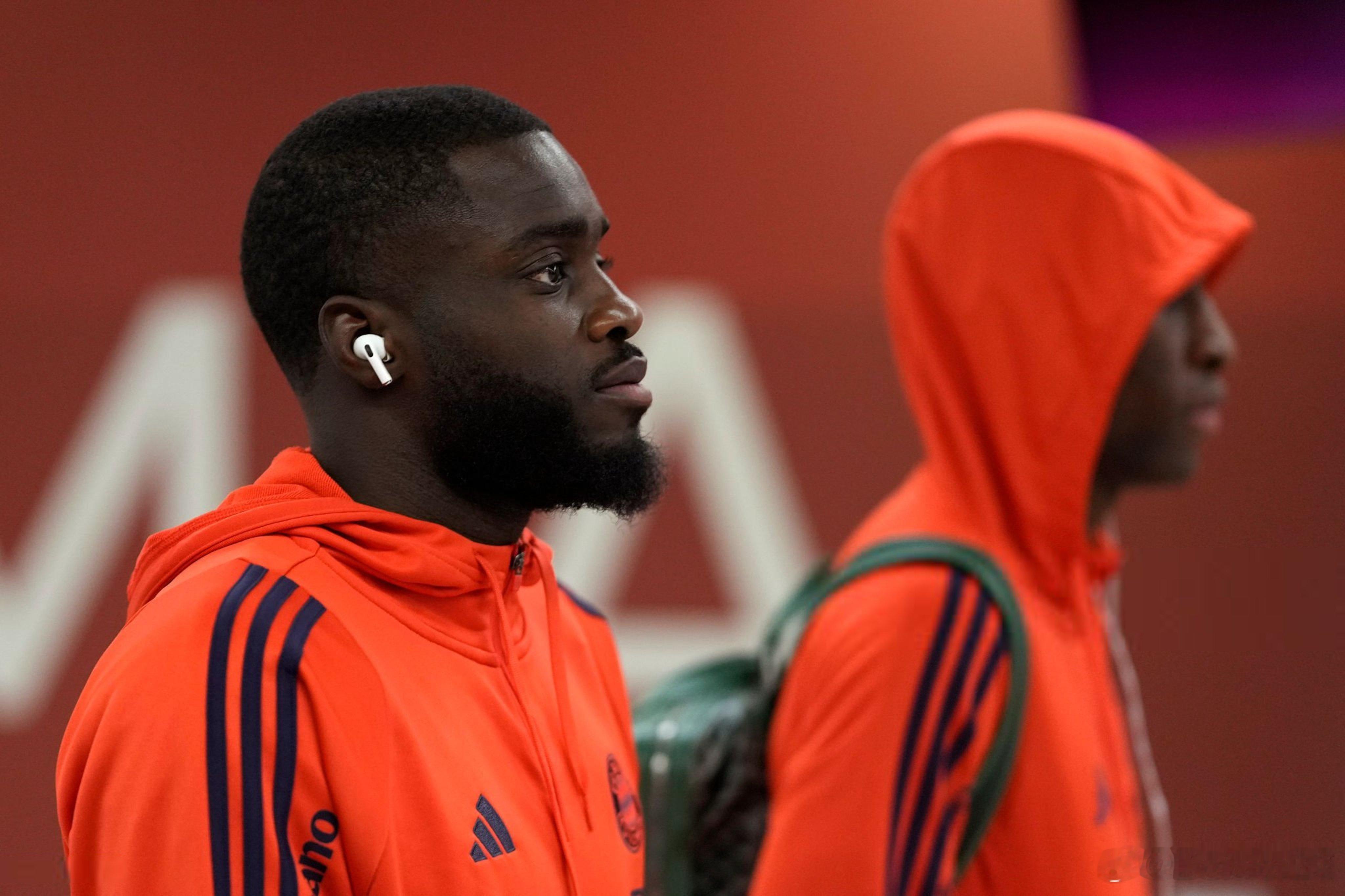 🚨烏帕梅卡諾續約談判的主要爭議點在於——違約金條款❗據說雙方正在討論一項價值約