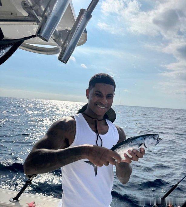 电讯报：拉什福德在巴塞罗那焕发了职业生涯新生，这使得他很难再为曼联效力。原因包括