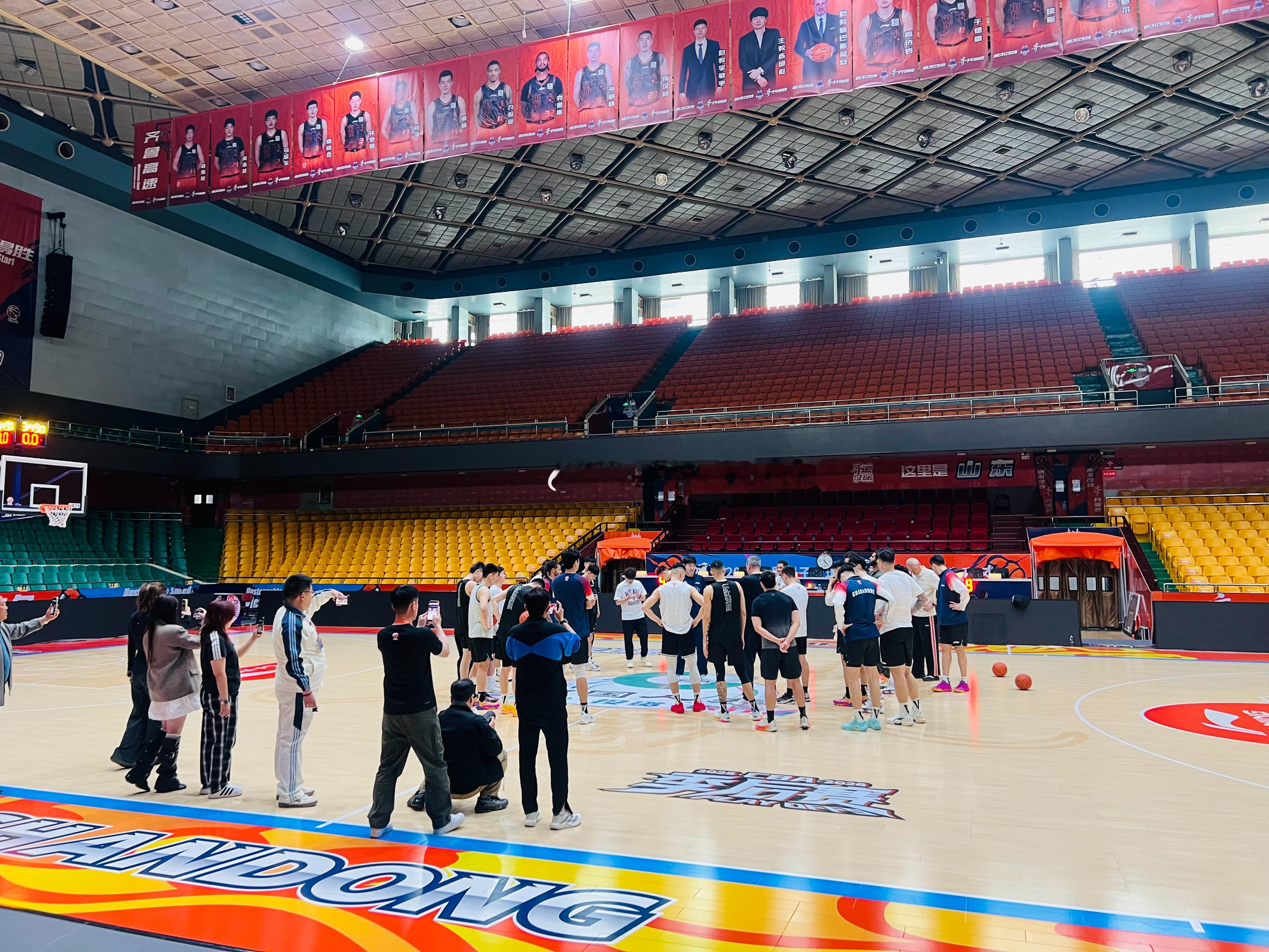 众多媒体前来报道季后赛备战，高速主教练邱彪训练结束后就说了两个词语，“是知名球星