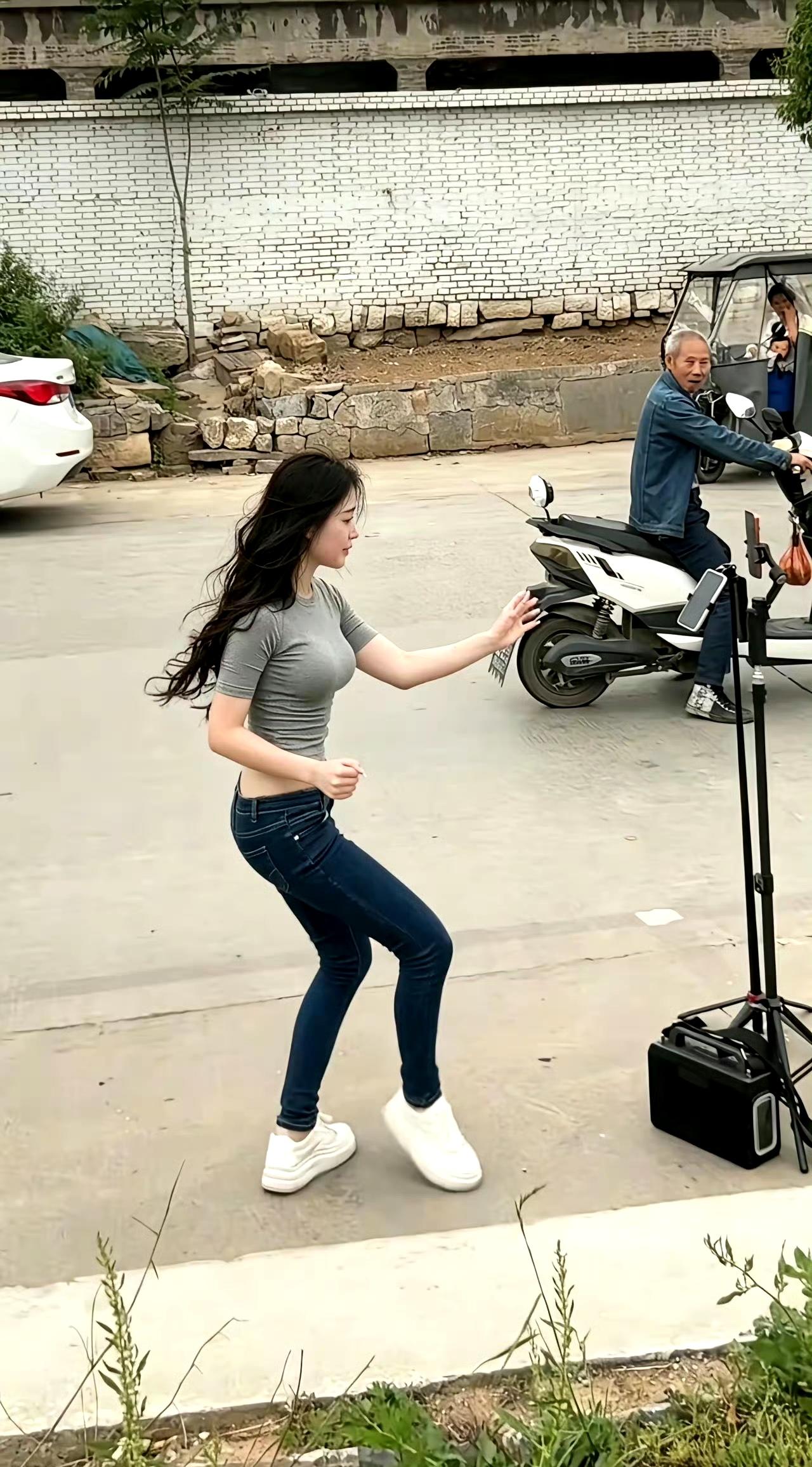 要是大爷在路中间出了交通事故，
那这主播需要承担责任吗？[笑哭] ​​​