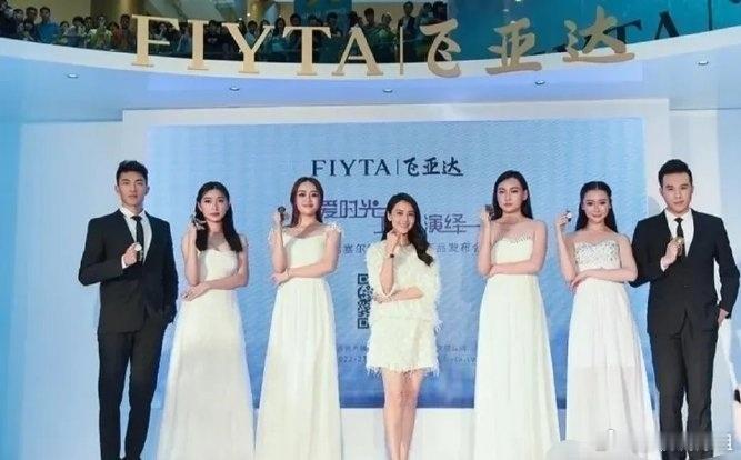 高圆圆证明了，只要脸够漂亮，身材比例够好，就是站在美女群里，即使她是最矮的那一位