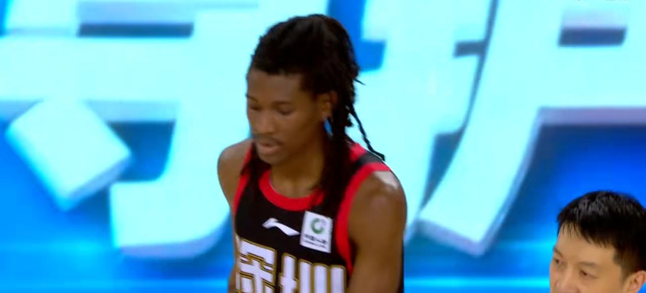 12月4日晚，CBA俱乐部杯南宁赛区，深圳和新疆这场比赛简直太刺激！开场新疆就火