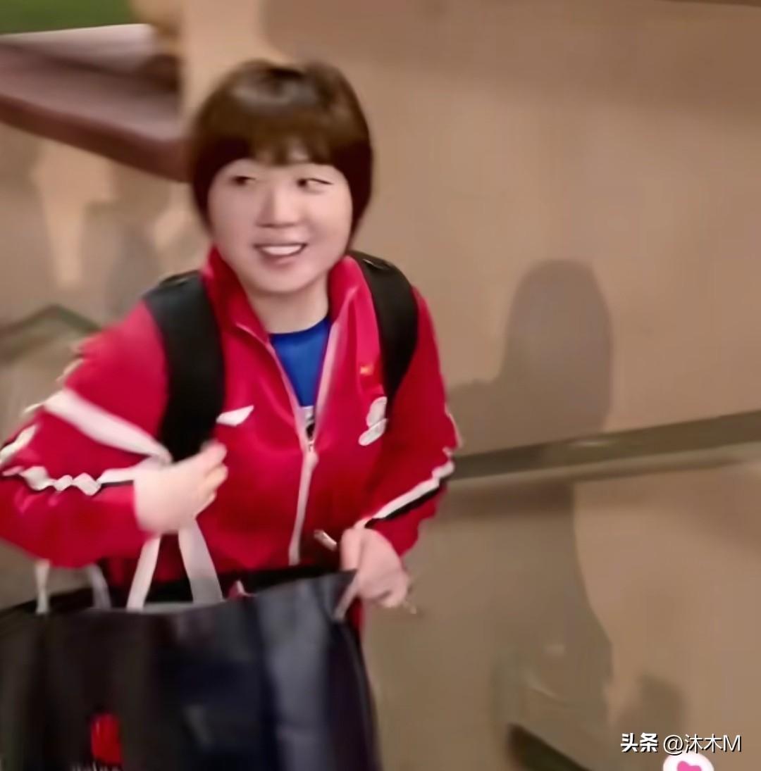 这一幕真的是太暖心了！美国大满贯结束了，大丫头蒯曼背着大包小包的满载而归，很多在