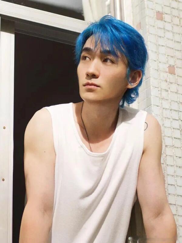 #朱一龙性感得我不敢认#《负负得正》是一部难得一见的爱情电影，它新颖、独特、时尚