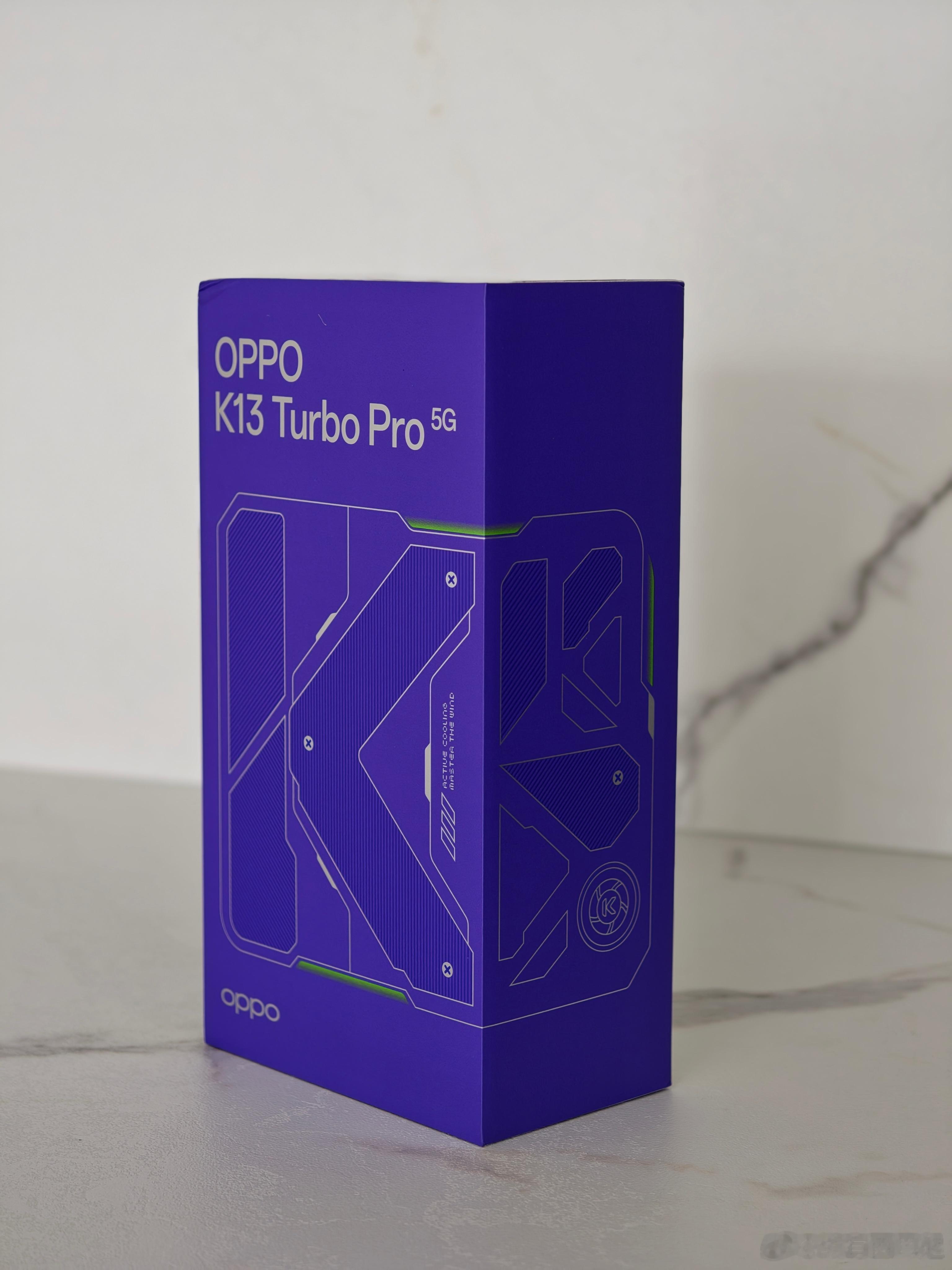 其实这次OPPO K13 Turbo 系列的包装盒也挺酷的，设计极简却充满科技感
