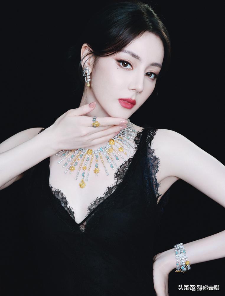 都说迪丽热巴眼神变了，我看，是她脖子上那串东西的价码，变了。
团队连夜赶稿，通