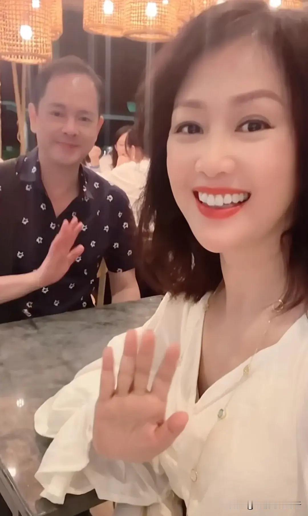 传统恋爱脍炙人口，梁小冰陈嘉辉甜蜜程度令人羡慕！
曾几何时，当红小花梁小冰和潇洒