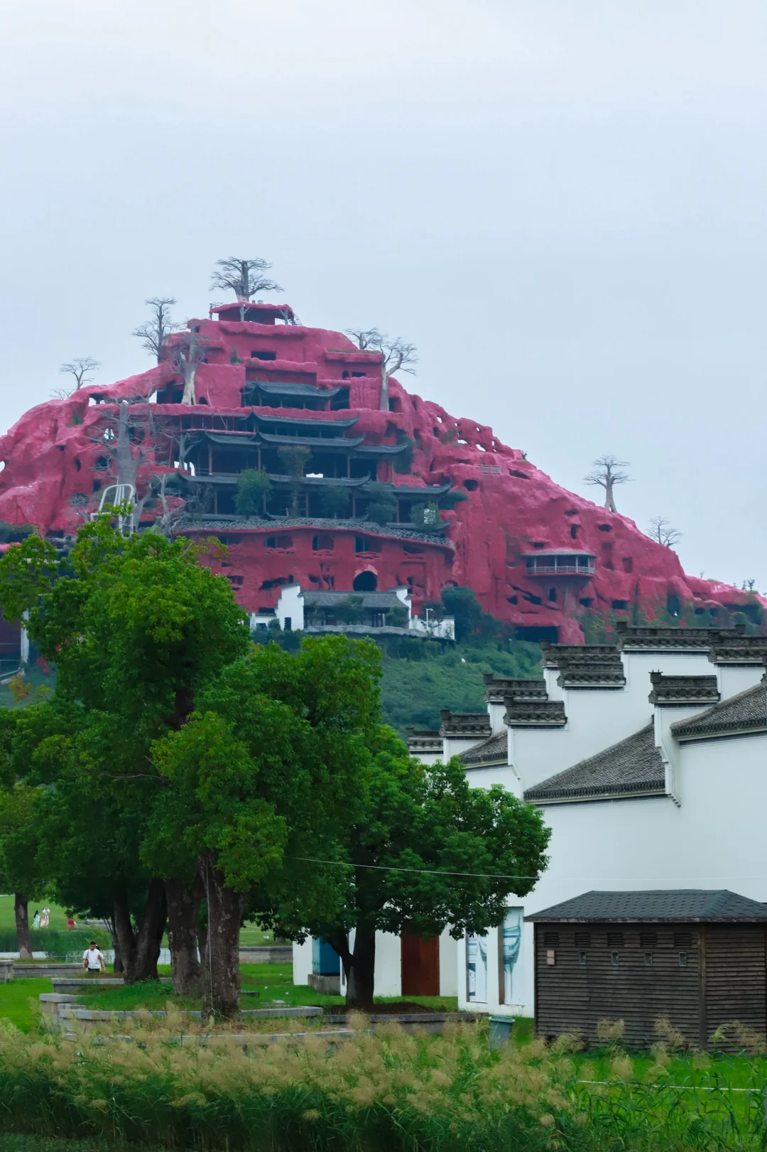 红色的假山