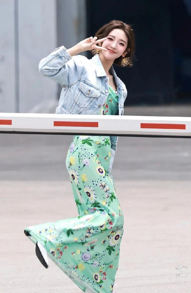 看了唐艺昕那么久综艺，难怪张若昀对唐艺昕如此专一。
她穿衣服每次都明艳得让人眼前