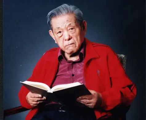 1938年，彭桓武远赴英国，师从量子力学奠基人之一玻恩。1943年，他提出了HH