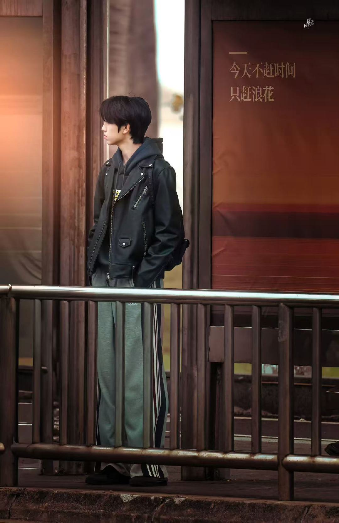 张桂源公交车站路透完全熟男 公交站旁的帅帅的张桂源学长你在等我吗？ 