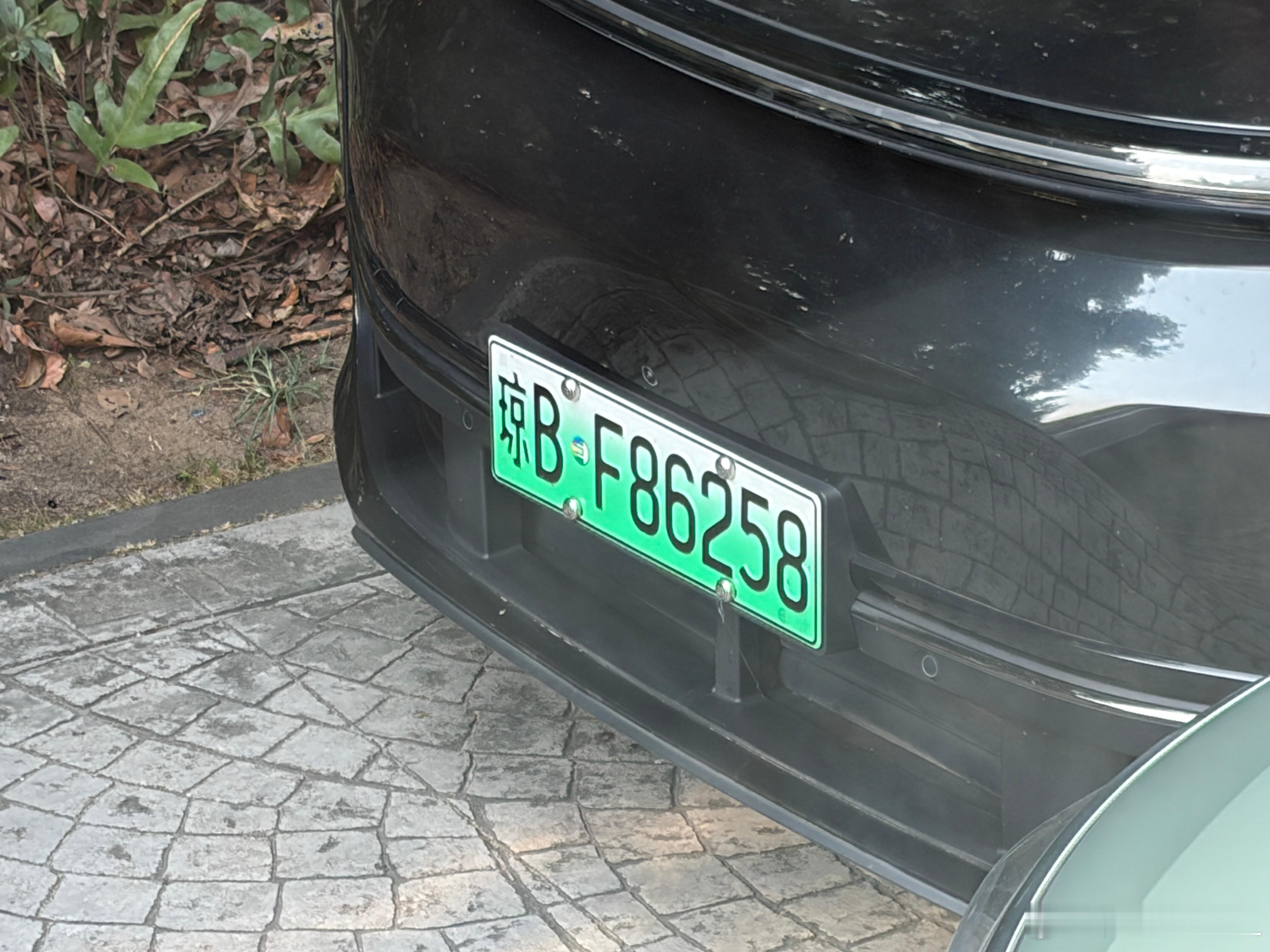 路很窄，仅能容纳两台车双向通行。突然有台车停在路边，车上也没人。堵的水泄不通。只