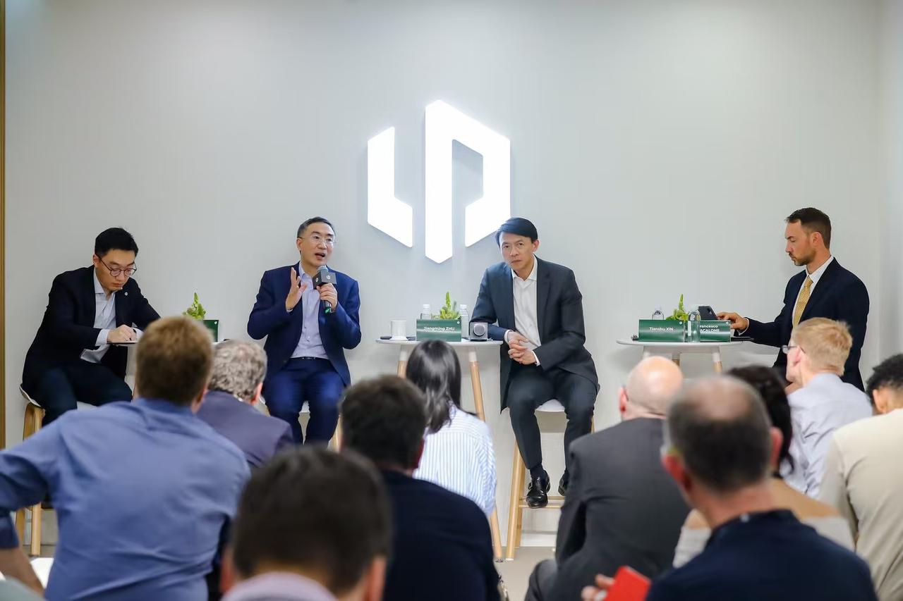 说实话，外国博主高佑思这次零跑展台实测真给国外网友上了一课。

一台低趴轿跑，车