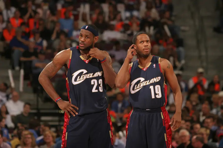 勒布朗·詹姆斯被前队友拖入NBA赌博案勒布朗·詹姆斯伤病状况的详细信息被他朋友、