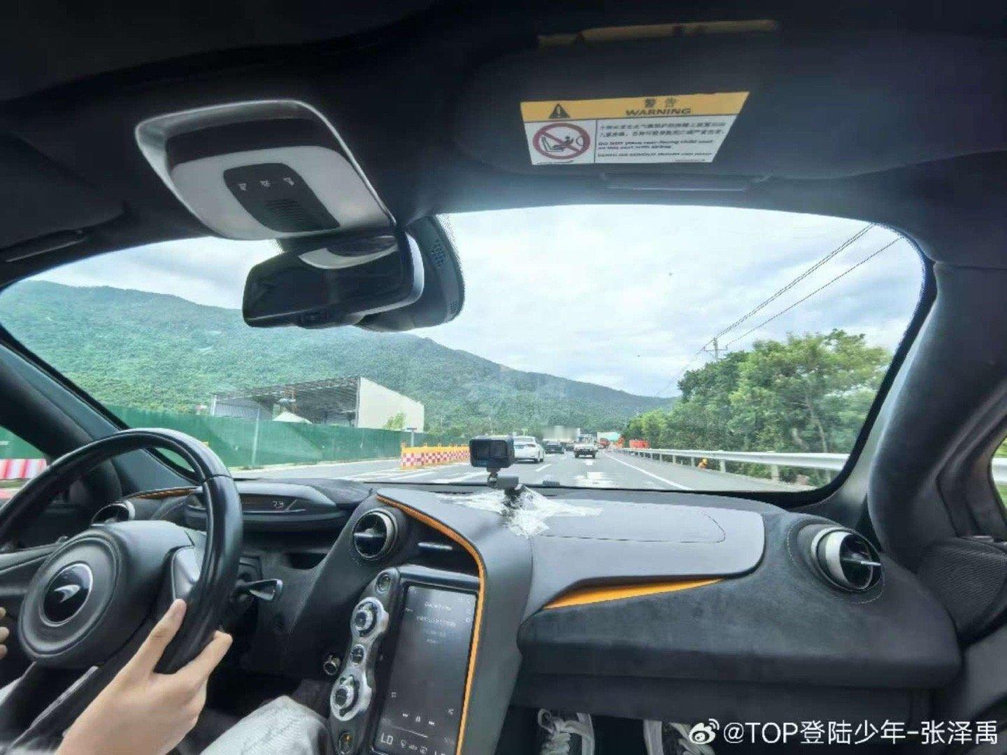 张泽禹拍下坐张极副驾的第一视角 原来镜头里的风景，是他眼里的他。张泽禹微博的照片