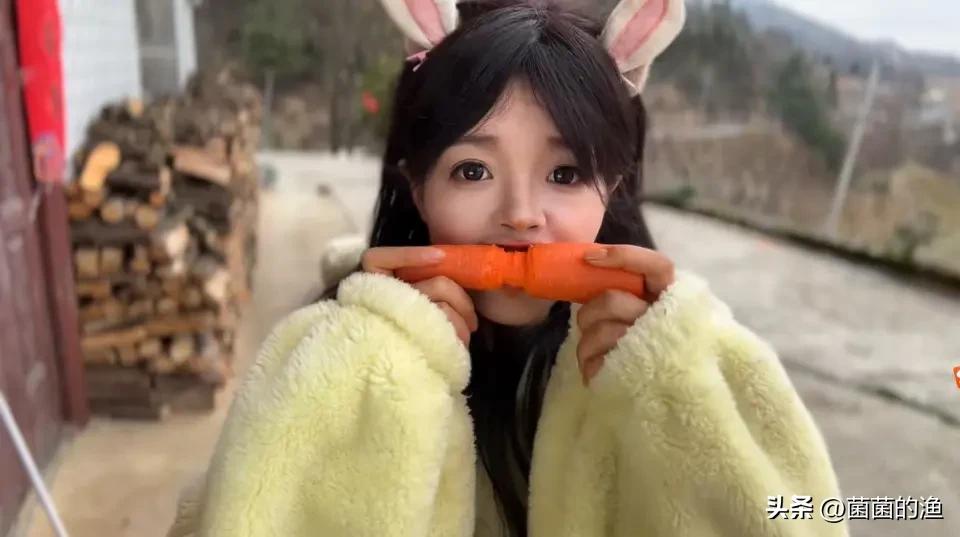 胡萝卜还能这么玩？湖北恩施25岁的陈琴，最近就靠这口“牙雕”手艺火了。她不拿刀、