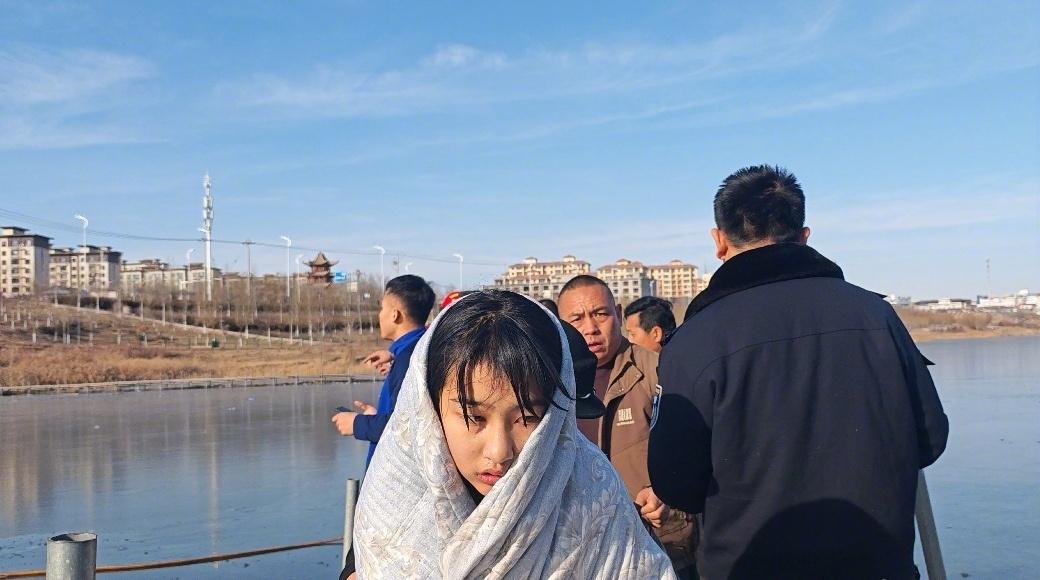 【宁夏13岁小姑娘李佳婷冰窟救起4岁男童 悄然离去获全网点赞】“佳婷，你这衣服咋
