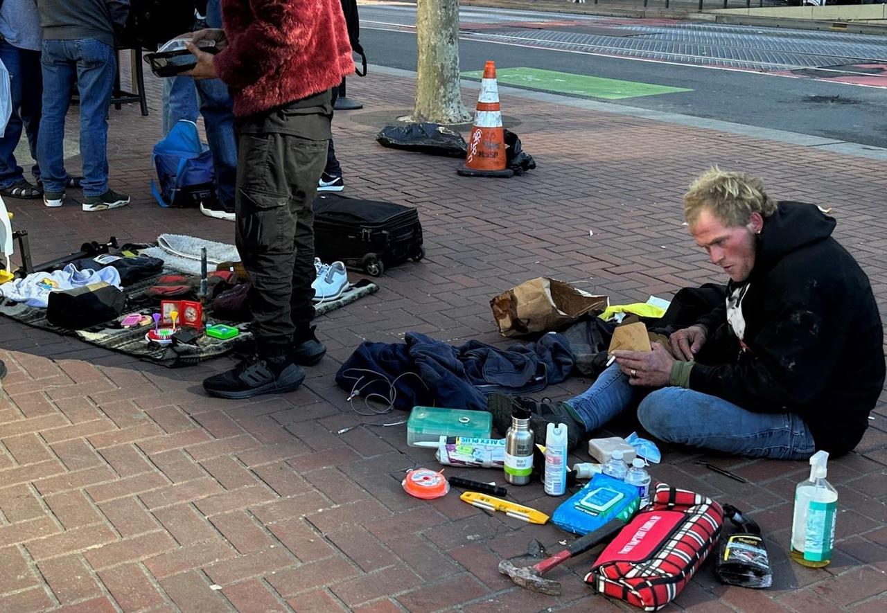 斯奎奇大王，诨号牢A，回国了，显得有点仓促和狼狈。

牢A只是一个留学混子，成绩
