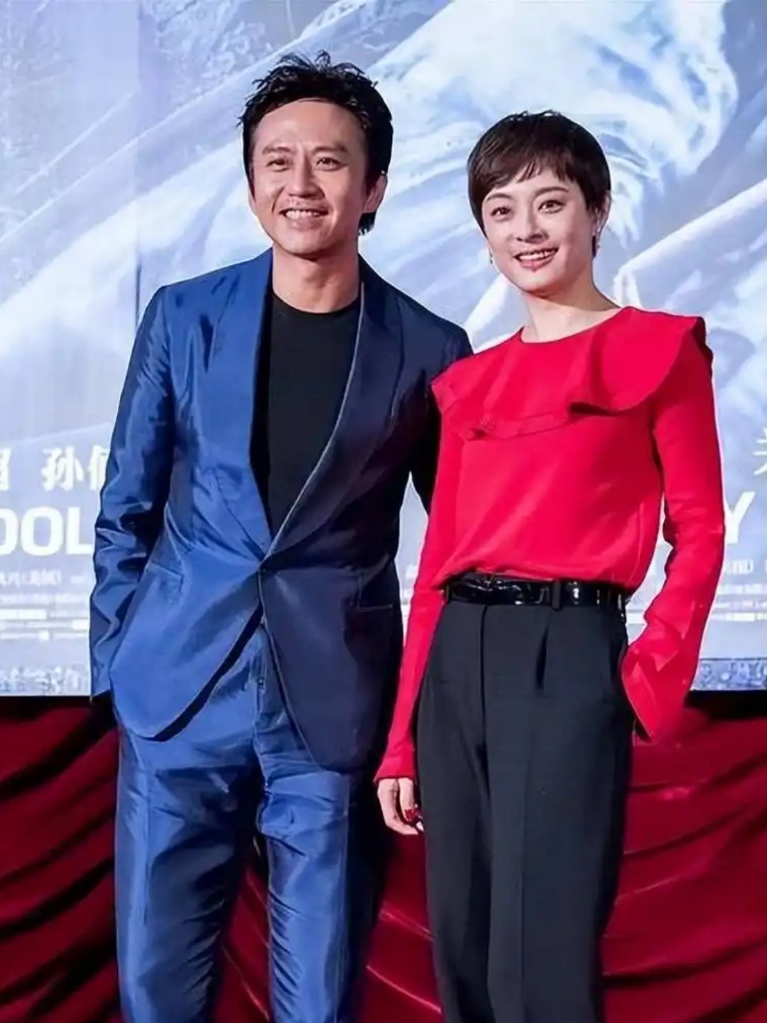 孙俪给邓超织围巾 身价十亿以上的娘娘孙俪给丈夫邓超手织大围巾作为结婚16周年的礼