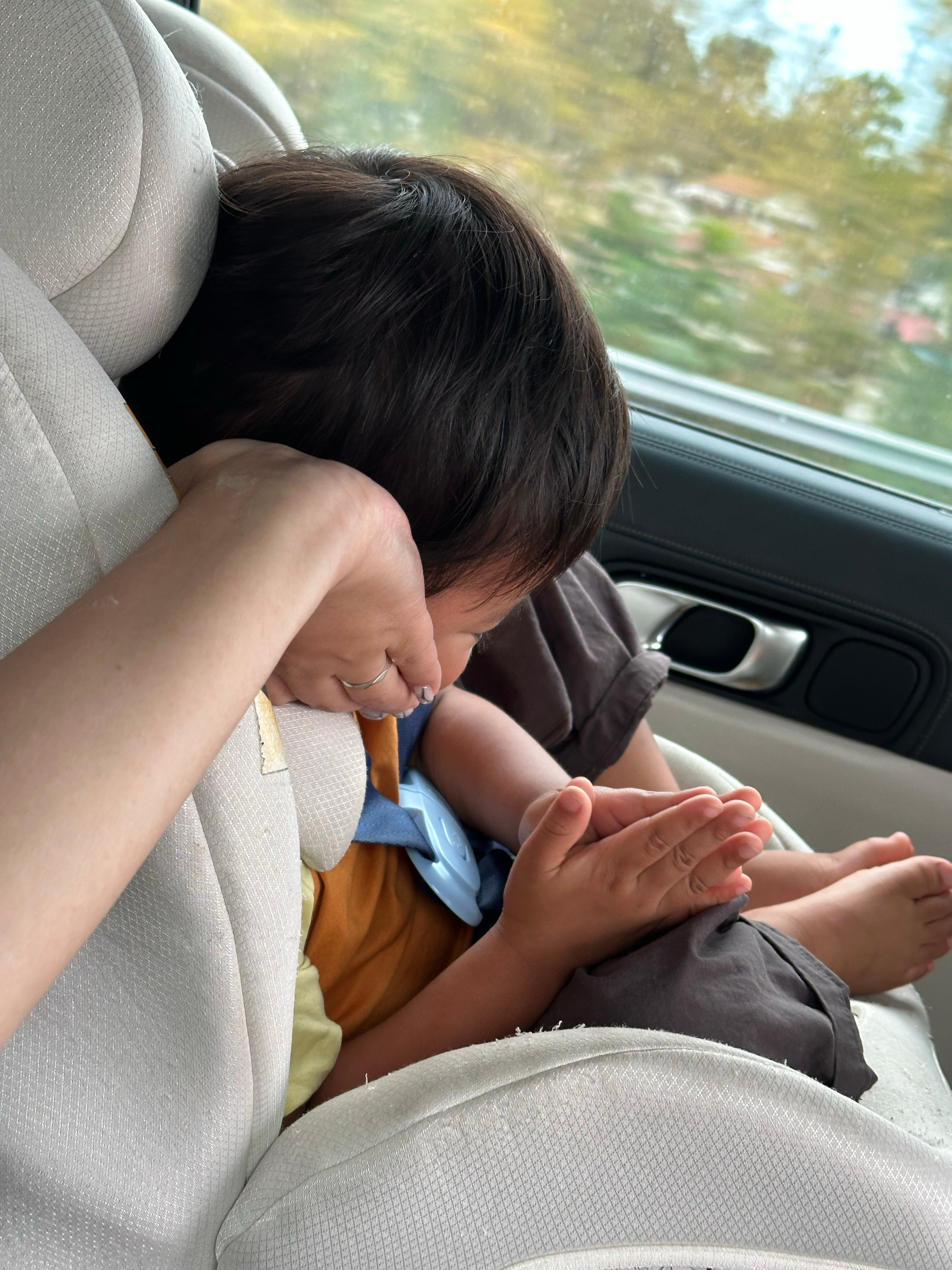 不仅车睡，还上难度了要求我手托着脸蛋儿[微笑]我想找个支撑点靠着安全座椅，他说不