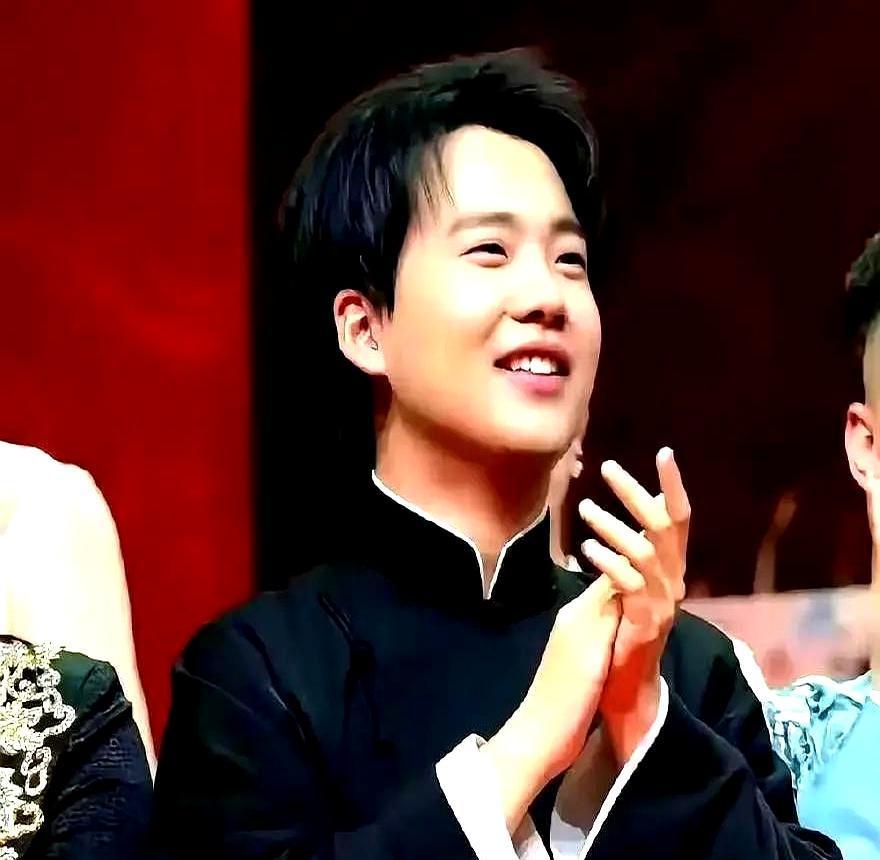 主持人把话筒怼到面前：“郭麒麟，你怎么看曹云金？
”
空气瞬间凝固。
所有人都等