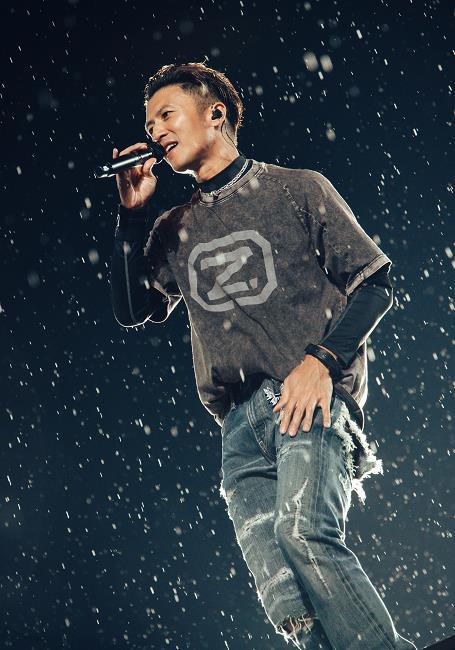 谢霆锋的破洞牛仔裤能看到底裤 “香港最后的金牌经纪人”霍汶希晒出手下艺人谢霆锋演