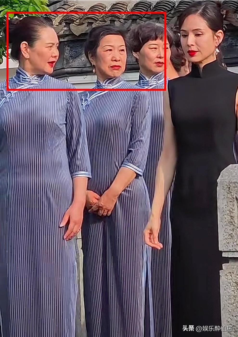 事实证明，女人还是要健身，真抗老啊！你看李若彤和同龄人站在一起，区别就出来了，长