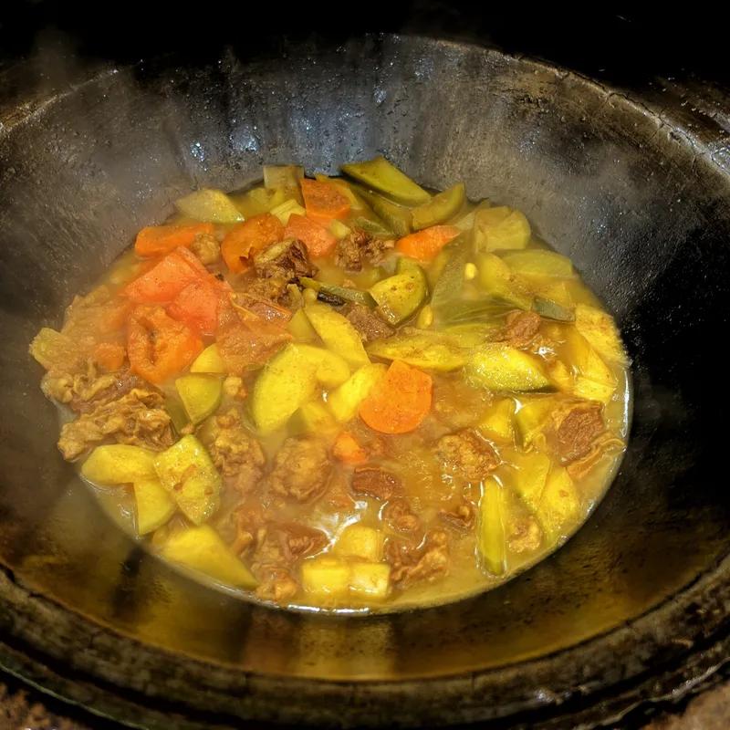 南方年夜饭和北方年夜饭区别可不小。就菜量来说，北方那是相当豪横，像东北的小鸡炖蘑