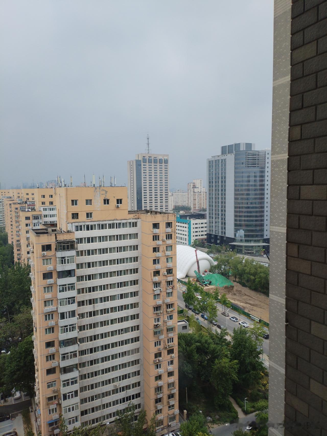 西坝河滨水改选工程，为了减少噪音污染，尽量避免对居民环境的干扰，把重点噪音源用空