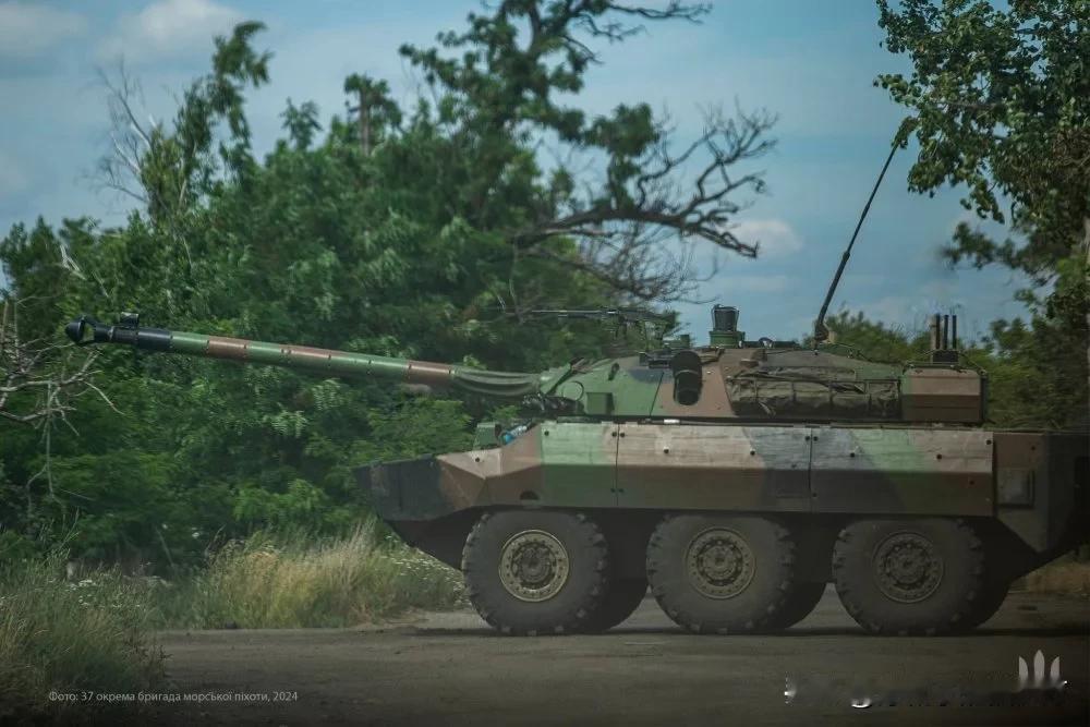 法帝给乌克兰的装备还行——法国援助乌克兰一批AMX-10RC，目前装备乌军海军陆