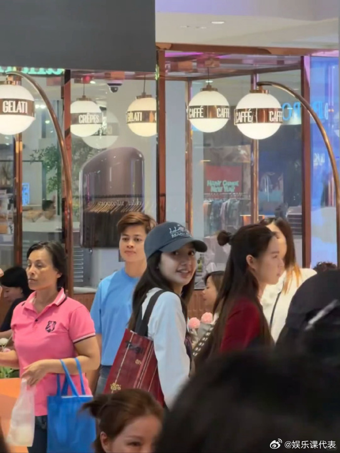 网友泰国偶遇Lisa素颜逛街Lisa素颜逛街与粉丝合照 哇，有网友在泰国偶遇Li