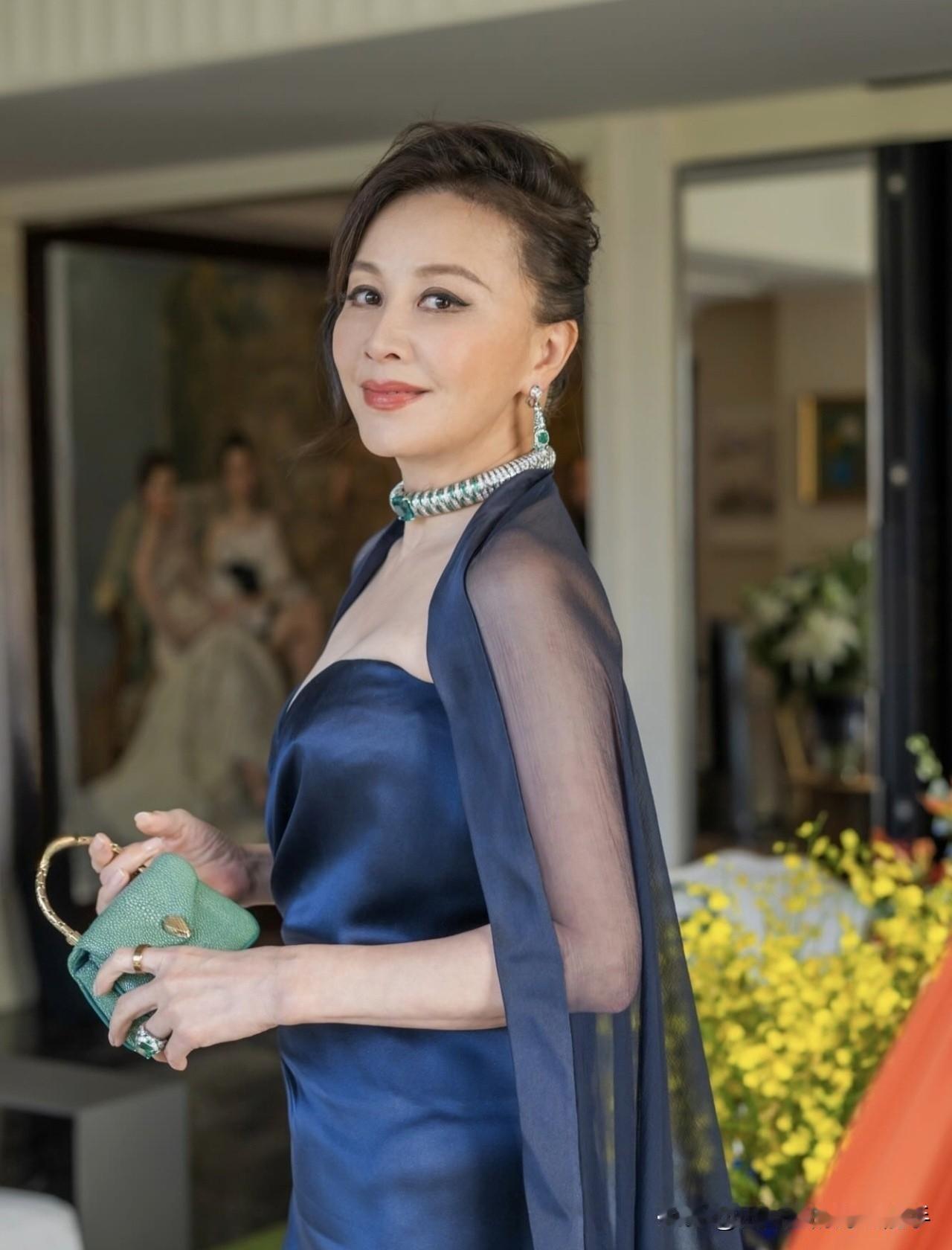 真没有觉得年轻时的刘嘉玲有多美。那时候的香港娱乐圈美人如云，周慧敏的温婉、关之琳