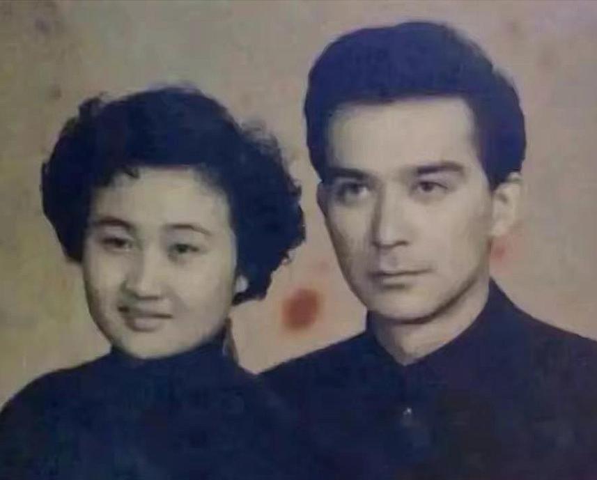 1963年，石油专家王德民，因为长得英俊，追他的女孩排成长队，他烦得眉头紧皱，放