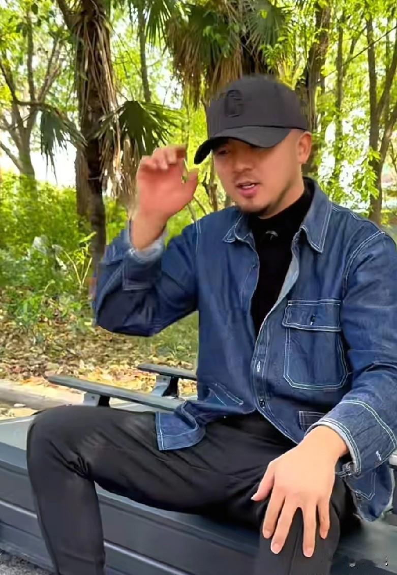 2023年男性帽子销量飙升35%，心理学家却认为，这根本不是时尚。
他们管这叫“