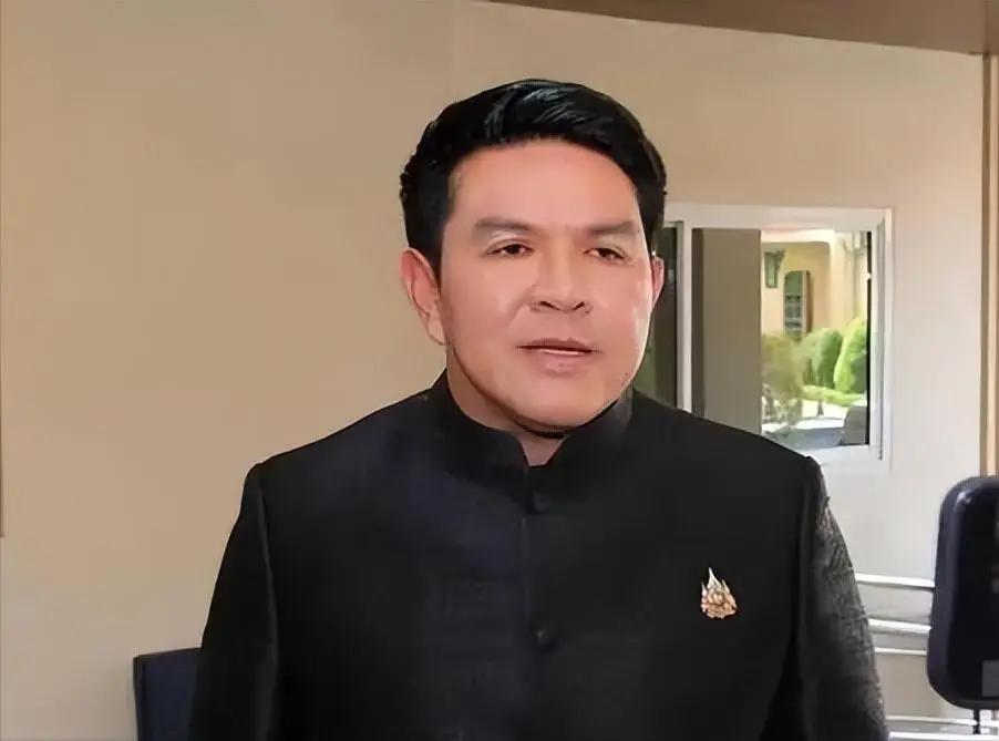 中国驻泰使馆发了条安全预警，提醒同胞多留个心眼，泰国旅游部长素拉萨坐不住了，赶紧